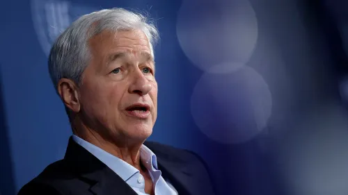 جيمي ديمون، الرئيس التنفيذي لبنك جي بي مورغان، يتحدث عن تأثير التعريفات الجمركية على الاقتصاد الأمريكي والعالمي.