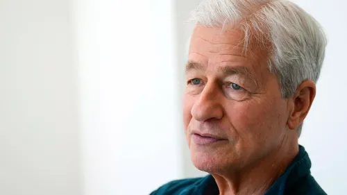 جيمي ديمون، الرئيس التنفيذي لبنك جي بي مورجان، يتحدث عن تأثير التعريفات الجمركية على الاقتصاد الأمريكي في مؤتمر مالي.