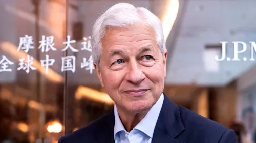 جيمي ديمون، الرئيس التنفيذي لبنك JPMorgan Chase، يتحدث في قمة في الصين، مع خلفية تحمل اسم البنك، مشيرًا إلى المخاطر الاقتصادية الحالية.