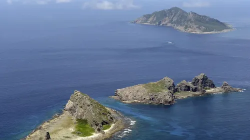 مجموعة من الجزر في بحر الصين الشرقي، تُظهر تضاريسها الصخرية المحيطة بالمياه الزرقاء، في سياق النزاع الإقليمي بين اليابان والصين.