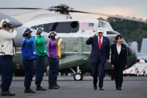 زيارة رسمية في اليابان، حيث يظهر شخص يرتدي قبعة مكتوب عليها "USA" بينما يقوم أفراد من القوات العسكرية بتحية رسمية.