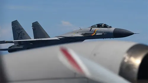 مقاتلة صينية من طراز J-15 تقترب من طائرة يابانية P-3C Orion في المحيط الهادئ، مما يعكس توترات عسكرية متزايدة بين البلدين.