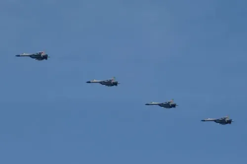 أربع طائرات مقاتلة من طراز F-15 تحلق في السماء، في سياق التوترات العسكرية بين اليابان والصين عقب حادث توجيه رادار.