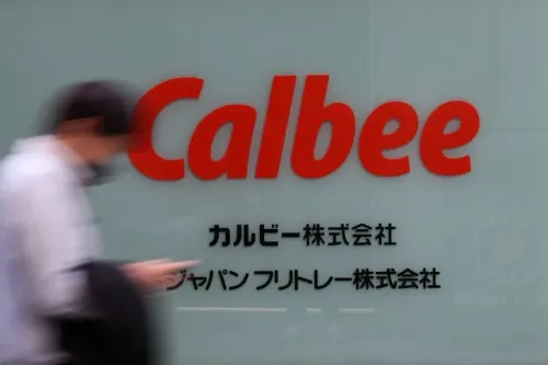 شعار شركة Calbee اليابانية مع ظهور شخص يمشي بجوار واجهتها، في سياق أزمة حبر ناجمة عن الحرب في الشرق الأوسط.