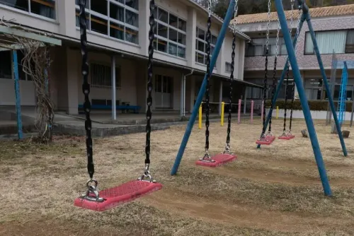 أرجوحة فارغة في حديقة مدرسة يابانية، تعكس انخفاض عدد المواليد وتراجع النشاطات للأطفال في ظل التحديات السكانية.