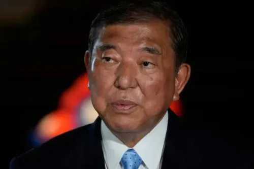 رئيس الوزراء الياباني شيجيرو إيشيبا يتحدث في مؤتمر صحفي، مع التركيز على التحديات السياسية والاقتصادية التي تواجه حكومته.