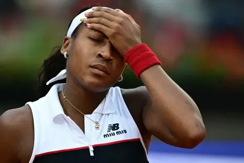 تعبر كوكو جوف عن خيبة أملها بعد خسارتها في نهائي بطولة إيطاليا المفتوحة، حيث وضعت يدها على جبهتها.