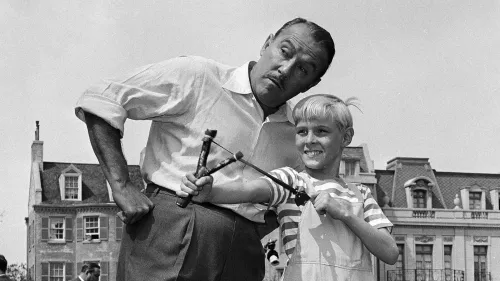 جاي نورث، المعروف بدور دينيس في "دينيس ذا مينيس"، يظهر مع جاره جورج ويلسون، في مشهد يعكس روح الكوميديا في المسلسل.