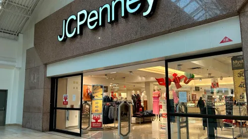 مدخل متجر JCPenney يظهر لافتة المتجر مع عروض تخفيضات، في ظل تغييرات هيكلية لشركة كاتاليست براندز.