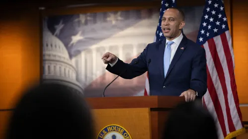 حكيم جيفريز يتحدث في مؤتمر صحفي، مع العلم الأمريكي خلفه، معبرًا عن انتقاده لاقتراح طرد الديمقراطيين من اللجان.