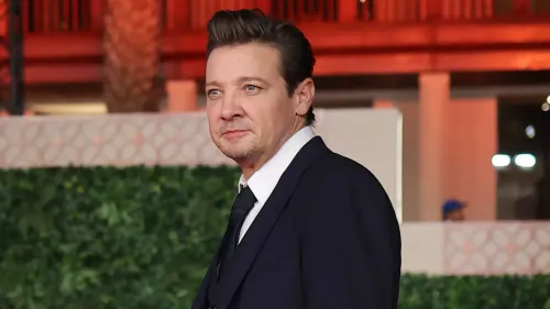 جيريمي رينر في حفل، حيث يتحدث عن تجربته بعد الحادث الذي تعرض له في رأس السنة 2023 وتأثيره على حياته.