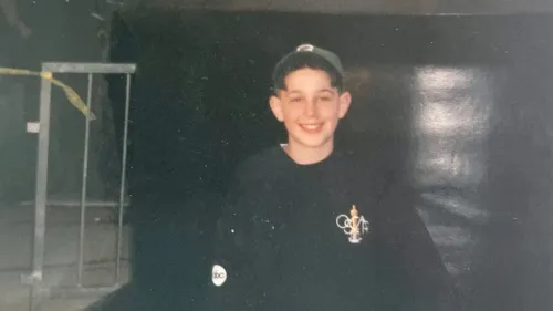 صورة لجيريمي سترونج كطفل صغير مبتسم، يرتدي سترة سوداء وقبعة، تذكيراً بتجربته عند حضور حفل توزيع جوائز الأوسكار عام 1993.