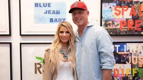 جيسيكا سيمبسون ترتدي ملابس أنيقة مع زوجها إريك جونسون، في معرض فني، حيث تعبر عن استعدادها لإطلاق موسيقى جديدة تعكس تجربتها الشخصية.