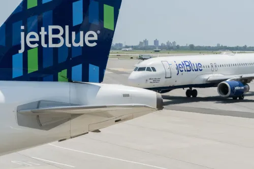 طائرات شركة JetBlue على مدرج مطار جون إف. كينيدي، في سياق حادثة اصطدام طائرة ركاب بطائرة مسيّرة أثناء الهبوط.