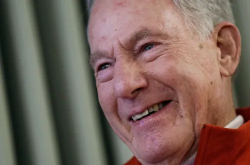 تظهر الصورة جيم ويتاكر، أول أمريكي يتسلق قمة جبل إيفرست، مبتسمًا في حديثه عن مغامراته في تسلق الجبال.