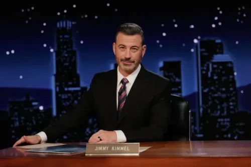 مقدم البرامج جيمي كيميل في استوديو برنامجه، حيث يعود للبث بعد جدل حول تصريحاته عن مقتل الناشط تشارلي كيرك.