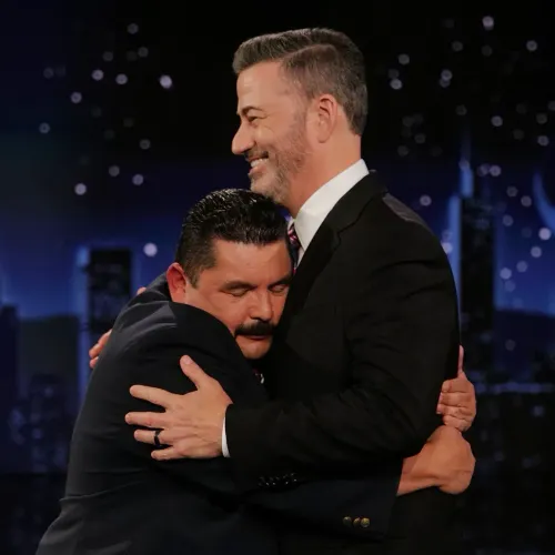 لحظة مؤثرة من برنامج جيمي كيميل، حيث يحتضن كيميل ضيفه غييرمو، مما يعكس الأجواء الدافئة والحماس المتجدد للعرض.