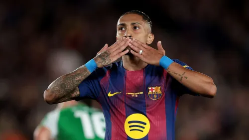 رافينيا لاعب برشلونة يحتفل بإرسال قبلة، مع تأكيد بقاءه وتعزيز هجوم النادي الكتالوني لموسم 2024-2025.