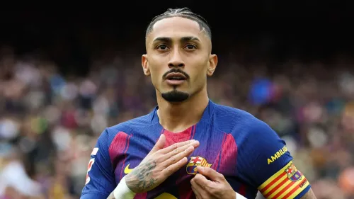 رافينيا قائد برشلونة يرتدي شارة القيادة بقميص الفريق في مباراة حماسية ضمن الدوري الإسباني.