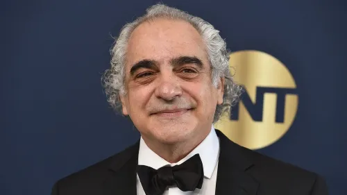 تظهر الصورة الممثل جو مارينيللي مبتسمًا في حفل، حيث كان له دور بارز في مسلسلات مثل "سانتا باربرا" و"ذا مورنينج شو".