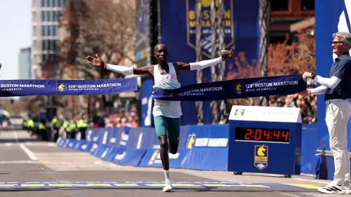 فاز العدّاء الكيني جون كورير بسباق ماراثون بوسطن الـ129، مسجلاً زمن 2:04:44، ليحقق انتصاره الثاني في ماراثون كبير.