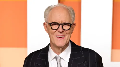 جون ليثغو مبتسم في حدث رسمي، حيث أعلن عن دوره كألبوس دمبلدور في سلسلة "هاري بوتر" الجديدة.