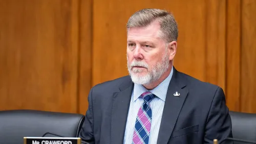 النائب ريك كروفورد، رئيس لجنة الاستخبارات الجديدة في مجلس النواب، يجلس في اجتماع رسمي مع تعبير جاد.