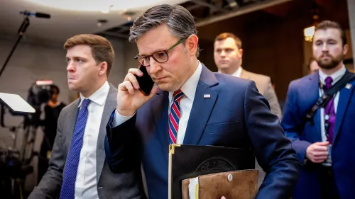 مايك جونسون يتحدث عبر الهاتف أثناء اجتماع مع أعضاء الحزب الجمهوري، مع التركيز على أهمية الوحدة في التصويت على الميزانية.