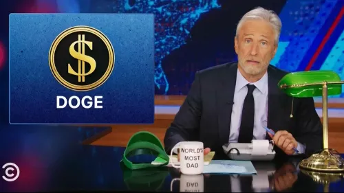 جون ستيوارت يتحدث في برنامج "ذا ديلي شو"، مع عرض شعار "DOGE" خلفه، بينما يتفاعل مع الجمهور حول أسعار الأدوية.