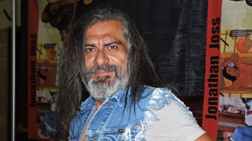 جوناثان جوس، الممثل المعروف بصوت جون ريدكورن في "ملك التل"، يظهر في حدث مع خلفية ملونة لشخصيات من المسلسل.