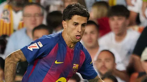 جواو كانسيلو لاعب برشلونة يرتدي القميص الرسمي أثناء مباراة، يعكس سعيه للعودة الدائمة للنادي في مسيرته الكروية.