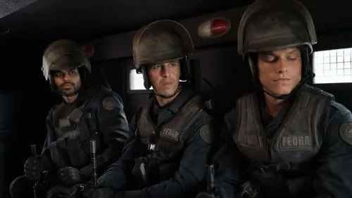 جوش بيك يظهر كجندي فيدرا في مسلسل "The Last of Us"، مرتديًا زيًا عسكريًا مع زملائه، في مشهد درامي مشوق.