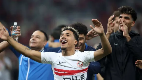 خوان بيزيرا يحتفل مع زملائه بفوز الزمالك بلقب الدوري المصري وسط فرحة الجماهير في استاد القاهرة.
