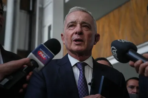 الرئيس الكولومبي السابق ألفارو أوريبي يتحدث للصحفيين بعد صدور حكم ضده بتهم الاحتيال والرشوة في بوغوتا.