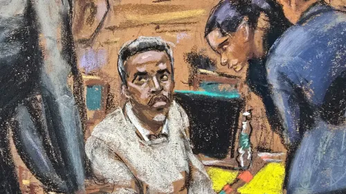 رسم توضيحي يظهر شون "ديدي" كومبس خلال محاكمته الجنائية، مع محاميه ومساعديه في قاعة المحكمة.