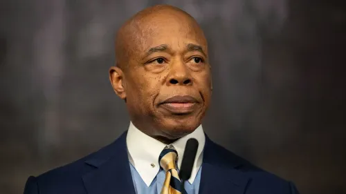 إريك آدامز، عمدة نيويورك، يظهر بملابس رسمية أثناء حديثه عن قضيته القانونية المثيرة للجدل في جلسة استماع قادمة.