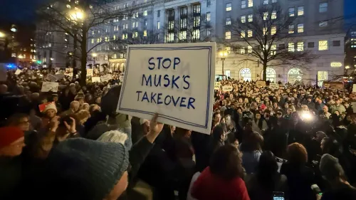 حشد كبير من المتظاهرين في نيويورك يحملون لافتة مكتوب عليها "أوقفوا استحواذ ماسك"، تعبيراً عن القلق بشأن خصوصية المعلومات الحكومية.