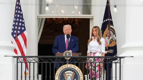 ترامب يلقي خطابًا من شرفة البيت الأبيض، بجانبه ميلانيا ترامب، مع العلم الأمريكي وشعار الرئاسة خلفهم، في سياق قرار قانوني بشأن الحرس الوطني.