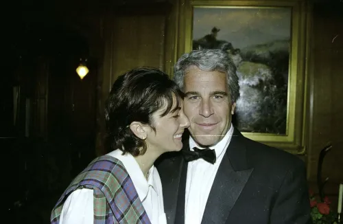 صورة تظهر غيسلين ماكسويل وجيفري إبستين في مناسبة اجتماعية، تعكس علاقتهما الوثيقة وسط أجواء فاخرة.