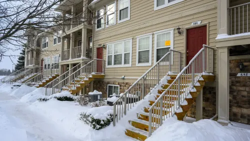 منزل في بونتياك، ميشيغان، محاط بالثلوج، حيث تم ترك ثلاثة أطفال بمفردهم لسنوات وسط ظروف قاسية.