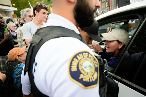 محتجون يتجمعون في بورتلاند، مع وجود ضباط شرطة يراقبون الوضع، وسط توترات حول نشر الحرس الوطني في المدينة.