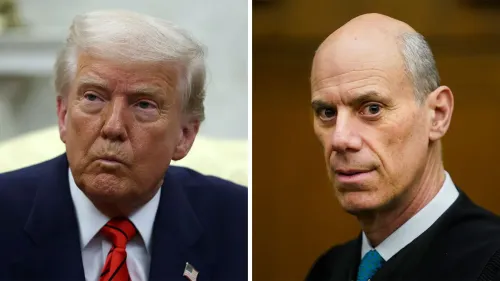 صورة تظهر دونالد ترامب وقاضي المحكمة جيمس بواسبرغ، حيث يتناولان قضايا قانونية تتعلق بعمليات الترحيل.