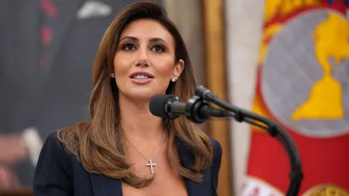 ألينا حبّا تتحدث في مؤتمر صحفي، مع وجود علم خلفها، بعد قرار المحكمة الفيدرالية بشأن تعيينها كمدعي عام مؤقت في نيوجيرسي.