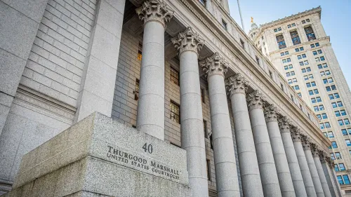 واجهة مبنى محكمة ثورغود مارشال الفيدرالية، تظهر الأعمدة الكلاسيكية واللافتة، تعكس أهمية العدالة في النظام القضائي الأمريكي.