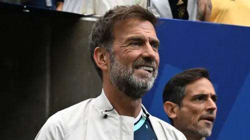 يورغن كلوب بابتسامة خلال حضوره مباراة، مرشح لتدريب المنتخب الألماني بعد استقالة ناجلسمان.