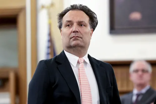 براين والش يقف في قاعة المحكمة خلال محاكمته بتهمة قتل زوجته آنا، مع التركيز على ملامح وجهه وتعبيرات الجدية.