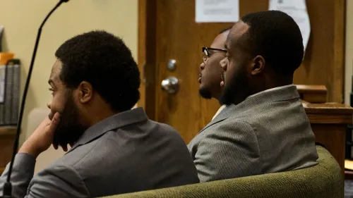 ثلاثة من ضباط شرطة ممفيس السابقين يجلسون في قاعة المحكمة خلال مداولات هيئة المحلفين في قضية مقتل تايري نيكولز.