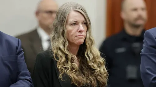 لوري فالو دايبيل تظهر في قاعة المحكمة، تعبر عن مشاعر التوتر والقلق أثناء مداولات المحلفين في قضيتها المتعلقة بالتآمر لقتل زوجها.