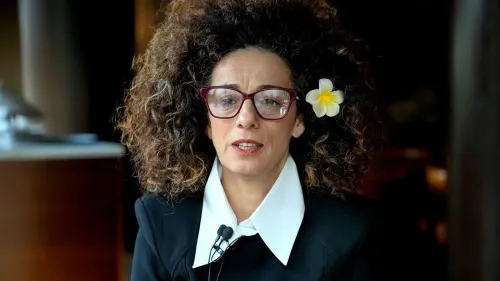 مسيح علي نجاد، الصحفية والناشطة، تتحدث بجدية، مع زهور في شعرها، تعبيراً عن قلقها بعد إدانة المتآمرين لاغتيالها.