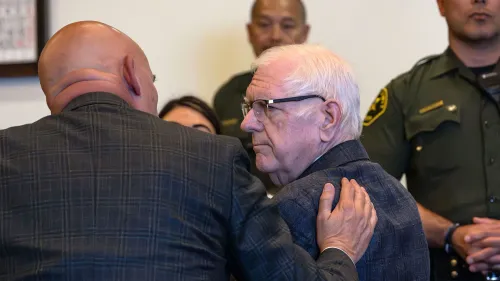 قاضي من جنوب كاليفورنيا يتلقى الدعم من أحد المحامين بعد إدانته بالقتل، وسط أجواء مشحونة في قاعة المحكمة.